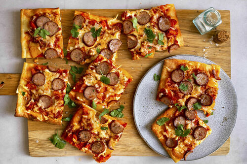 Pizza Cajun-Style mit Rauchwurst und würziger Gemüsesauce