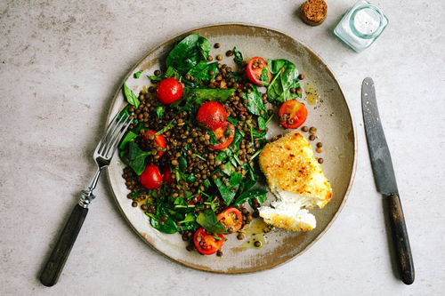 Panierter Feta auf Linsensalat mit Spinat und Soja-Zitrus-Dressing