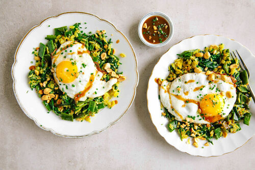 Spiegelei auf Reispfanne mit Bohnen mit Kurkuma, Hoisinsauce und Erdnüssen