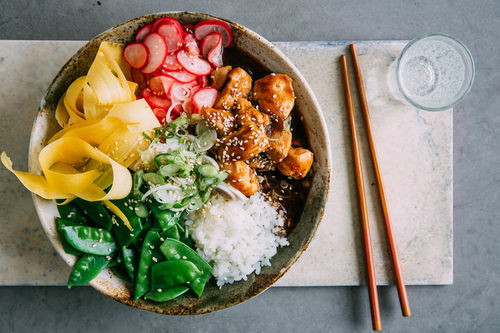 Bunte Asia-Hähnchen-Bowl mit Kaiserschoten und Radieschen