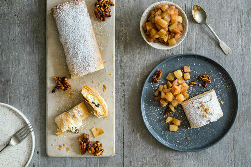 Mascarponestrudel mit Pekannüssen und Apfel-Birnen-Kompott