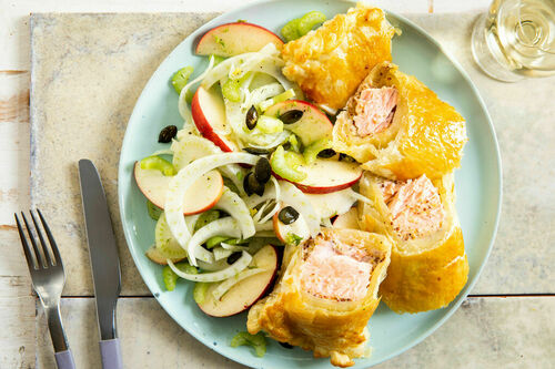 Lachspäckchen mit Käse und Senf dazu fruchtiger Fenchelsalat mit Kürbiskernen