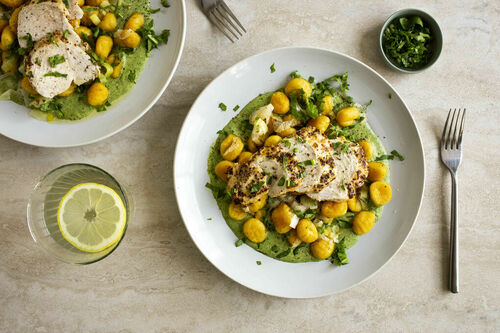Zartes Hähnchen mit gebackenen Gnocchi auf cremiger Lauchsauce mit Sauerampfer