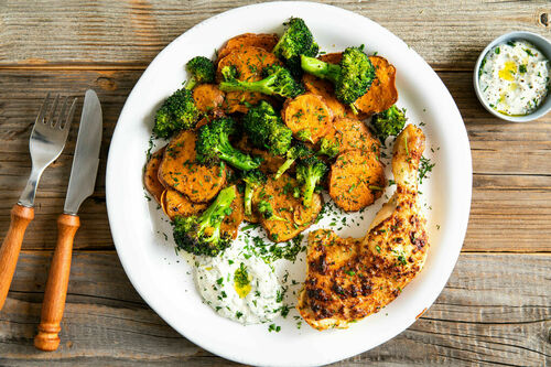 Hähnchenschenkel in Senfmarinade Low Carb mit Süßkartoffeln und Brokkoli