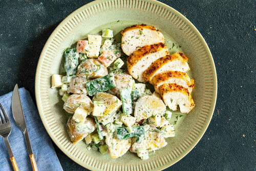 Glasiertes Hähnchenbrustfilet an Kartoffel-Bohnen-Salat mit Apfel und Dill