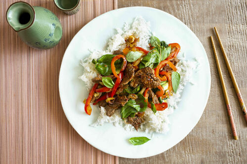 Thailändische Rindfleischpfanne mit buntem Gemüse und Kokosreis