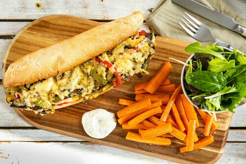 Portobello-Sandwich mit Käse dazu Karottenpommes und Salat