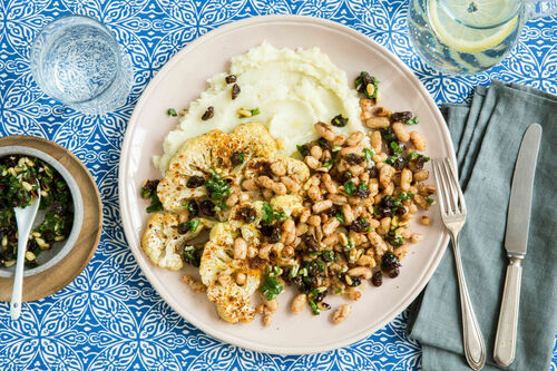 Pikante Blumenkohlsteaks mit gepufften Bohnen und Rosinenrelish
