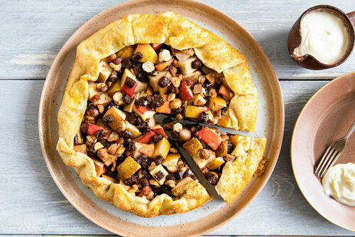 Apfel-Schoko-Galette mit Birne und Nüssen, dazu eine feine Vanillecreme