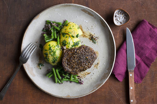 Pfeffersteak mit grünen Bohnen und Petersilien-Butter-Kartoffeln