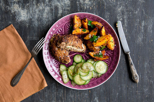 Bifteki mit Fetafüllung dazu Ofenkartoffeln und Gurkensalat