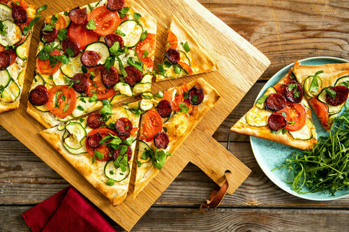 Flammkuchen mit Chorizo und Zucchini dazu Rucolasalat
