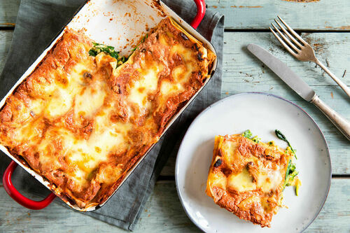 Ricotta-Zucchini-Lasagne mit Oliven überbacken mit Mozzarella