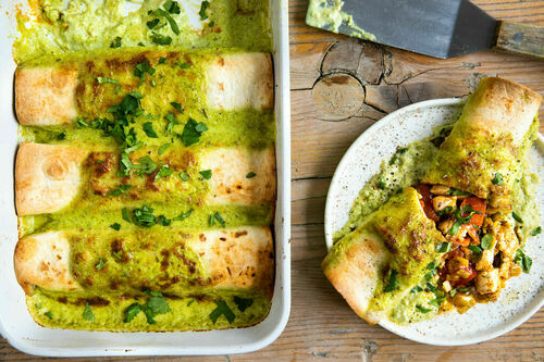 Hähnchen-Gemüse-Enchiladas überbacken mit Paprikacreme und Käse