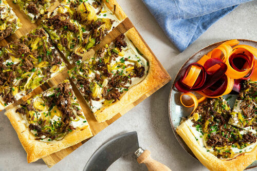 Hackfleisch-Lauch-Tarte mit Ricotta dazu bunter Karottensalat