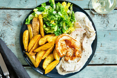Schweinerückensteak mit Apfel-Rahm dazu knusprige Kartoffeln und Salat