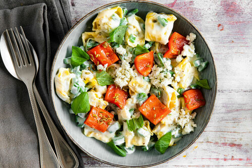 Tortelloni mit Feta und breiten Bohnen in cremiger Joghurt-Basilikum-Sauce