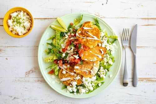 Maisküchlein mit Feta und Tomatensalsa auf Romanasalat mit Limettendressing