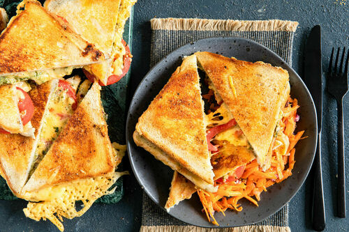 Indischer Käsetoast mit Kräuterchutney dazu Karotten-Rosinen-Salat