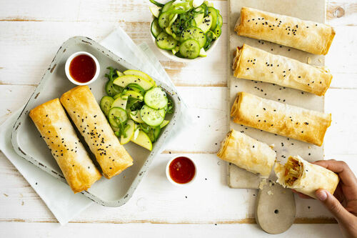 Frühlingsrollen mit Sweet-Chili-Sauce dazu Feldsalat mit Apfel und Gurke