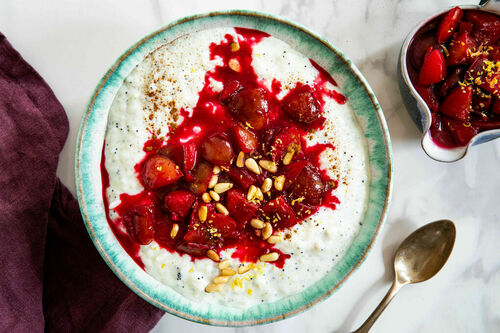 Feiner Zitronen-Mohn-Milchreis mit Pflaumenkompott und Pinienkernen
