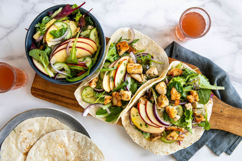 Feine Hähnchen-Salat-Wraps mit Apfel und Estragon