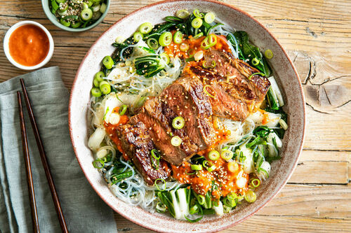 Rindersteak mit pikanter Tomatensauce auf Glasnudeln mit Pak Choi und Sesam