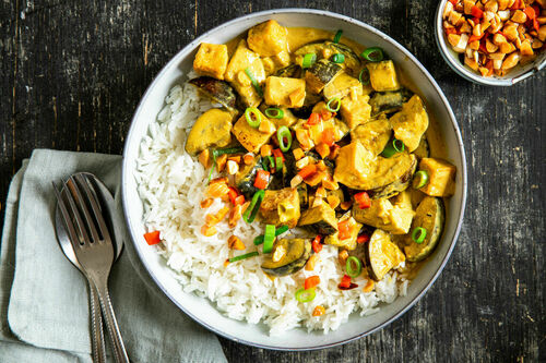 Veganes Auberginen-Tofu-Curry mit Mandel-Peperoni-Öl und Reis
