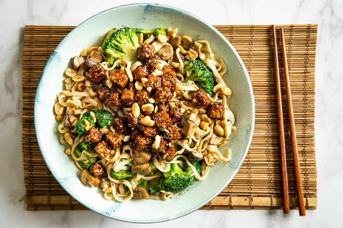 Sesam-Tempeh auf Brokkoli-Nudeln mit cremiger Erdnusssauce