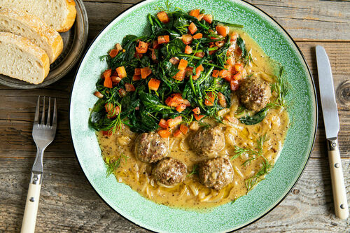 Rinderhackbällchen ägyptische Art mit cremiger Zwiebelsauce, Spinat und Brot