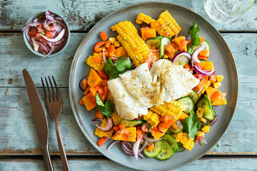 Seehecht peruanische Art auf Paprika-Mais-Gemüse mit Süßkartoffel
