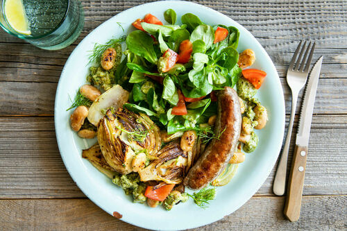 Rindswurst mit Fenchel-Bohnen-Gemüse Low Carb mit leichtem Tomaten-Feldsalat