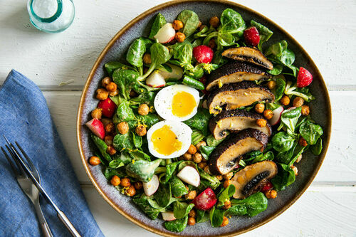 Portobello-Pilze und wachsweiches Ei auf Feldsalat Caesar-Style