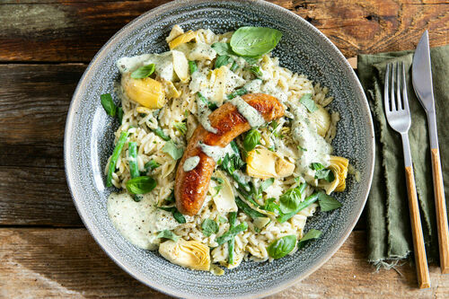 Herzhafte Rindswurst und Artischocken dazu Risoni mit Zitronen-Basilikum-Dressing