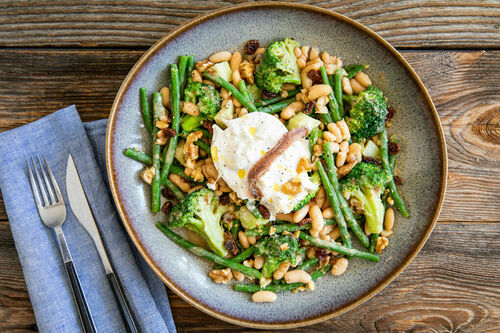 Burrata auf Brokkoli-Bohnen-Salat mit cremigem Sardellendressing