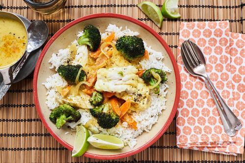 Kokosmilch-Fisch-Curry mit geröstetem Brokkoli und Reis