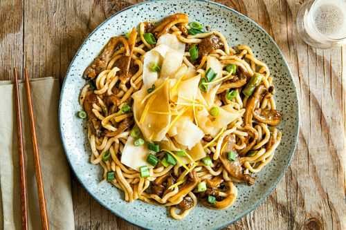 Udon-Nudeln koreanische Art mit Austernpilzen und eingelegtem Kohlrabi