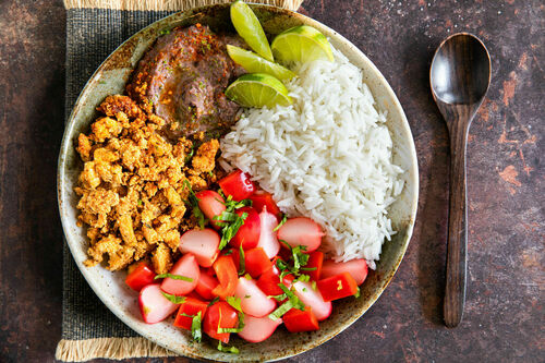 Reisschüssel mit knusprigem Tofu mit Bohnenhummus und eingelegtem Gemüse