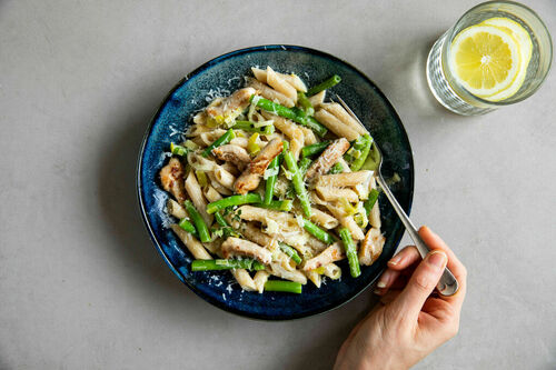 Pasta Alfredo mit Hähnchen und Bohnen in cremiger Sauce mit Käse und Thymian