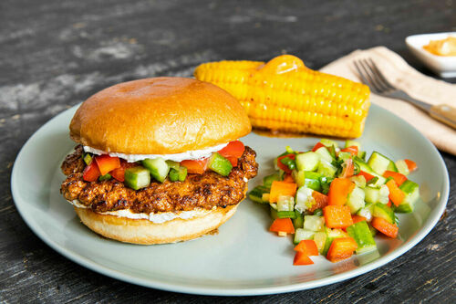 Smashed Burger mit Feta und Salsa dazu würziger Maiskolben