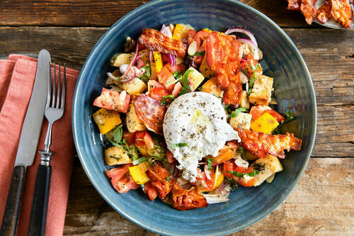 Italienischer Brotsalat mit Burrata mit Paprika, Tomaten und Oliven