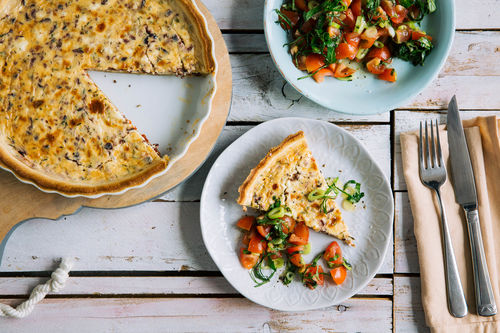 Feta-Oliven-Quiche mit getrockneten Tomaten und Tomatensalsa