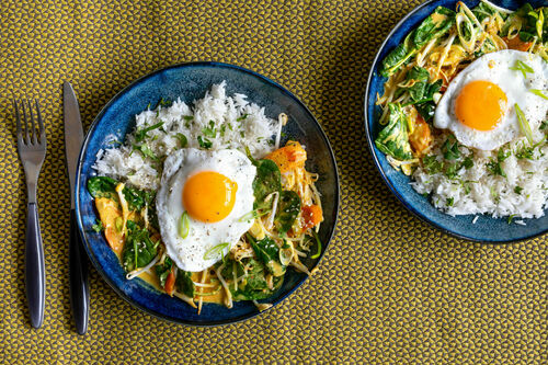 Gelbes Gemüsecurry mit Spiegelei auf duftigem Basmatireis