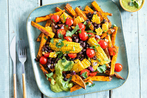Süßkartoffeln kubanische Art mit Guacamolecreme und frischem Maissalat