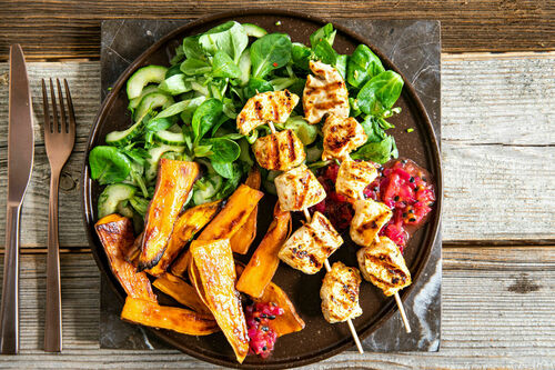 Hähnchenspieße und Süßkartoffeln mit Passionsfruchtchutney und Salat