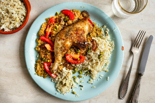 Hähnchenkeulen mit roten Linsen auf gebackenem Blumenkohlreis