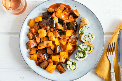 Roulade vom Schwein mit Pestofüllung an mediterranem Ratatouille-Gemüse