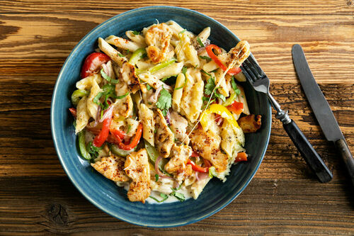 Paprika-Hähnchen-Pasta Fajita-Style mit Koriander und Käse