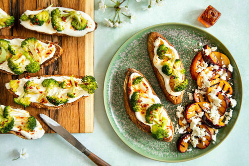 Special: Dinkelbrot mit Brokkoli dazu Nektarinen-Pflaumen-Salat mit Feta