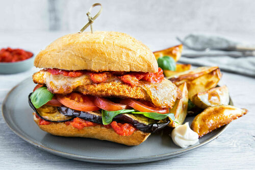 Vegetarisches Schnitzelsandwich mit gebackener Aubergine und Kartoffeln